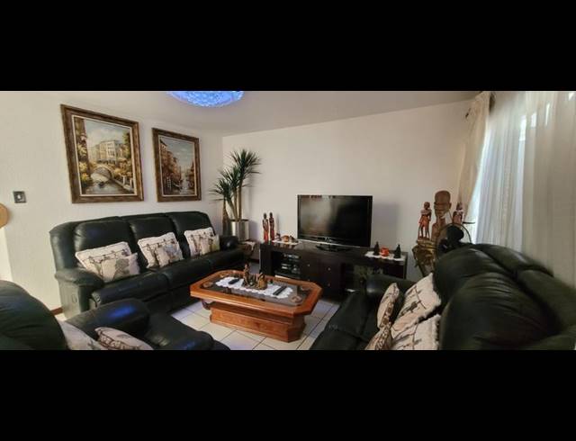 3 BEDROOM TOWNHOUSE FOR SALE IN BASSONIA